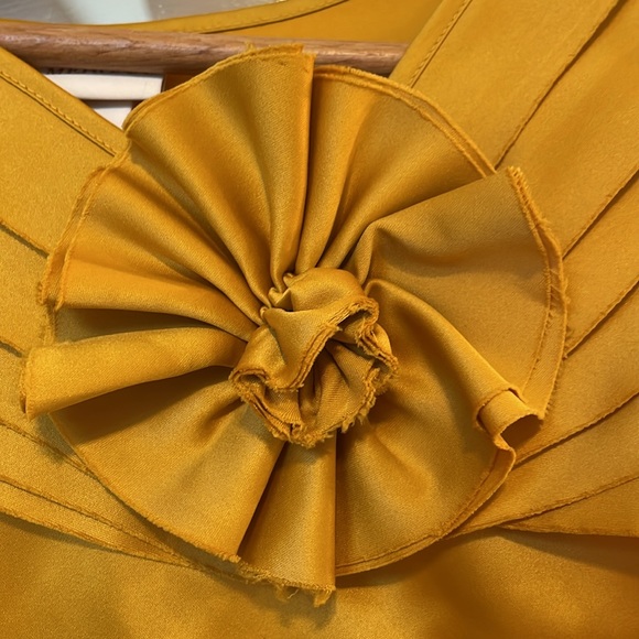 Golden sleeveless silky top size small, lightweight business causal - Picture 7 of 10